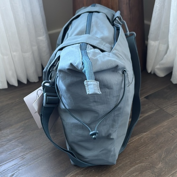 Hurley Horizon Shopper tote,zip top in/out pockets,removable crossbody strap - Picture 3 of 13